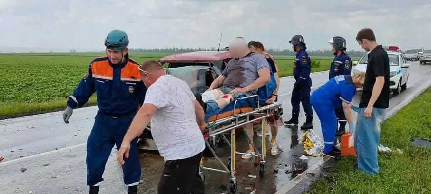 12 человек пострадали в аварии с четырьмя машинами на трассе в Ростовской области 12 человек пострадали в аварии с четырьмя машинами на трассе в Ростовской области
