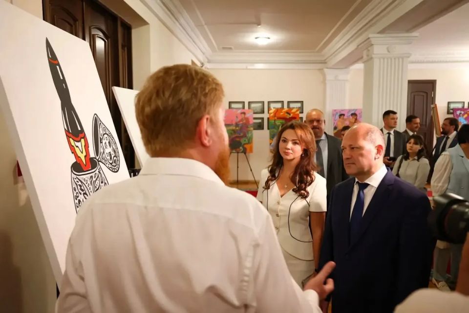 Александр Скрябин: Сегодня вместе с председателем Ростовской-на-Дону городской Думы Лидией Александровной Новосельцевой ознакомились с работами донского художника Максима Ильинова — человека с активной гражданской позицией... Александр Скрябин: Сегодня вместе с председателем Ростовской-на-Дону городской Думы Лидией Александровной Новосельцевой ознакомились с работами донского художника Максима Ильинова — человека с активной гражданской позицией...