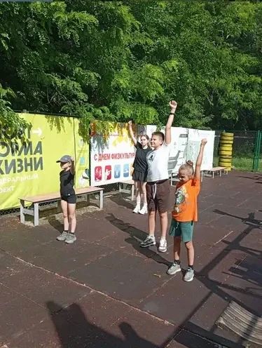 Зарядка и ГТО: в Батайске прошёл день спорта Зарядка и ГТО: в Батайске прошёл день спорта