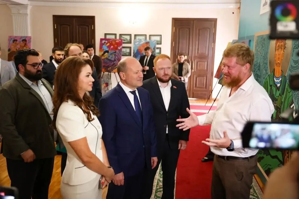 Александр Скрябин: Сегодня вместе с председателем Ростовской-на-Дону городской Думы Лидией Александровной Новосельцевой ознакомились с работами донского художника Максима Ильинова — человека с активной гражданской позицией... Александр Скрябин: Сегодня вместе с председателем Ростовской-на-Дону городской Думы Лидией Александровной Новосельцевой ознакомились с работами донского художника Максима Ильинова — человека с активной гражданской позицией...