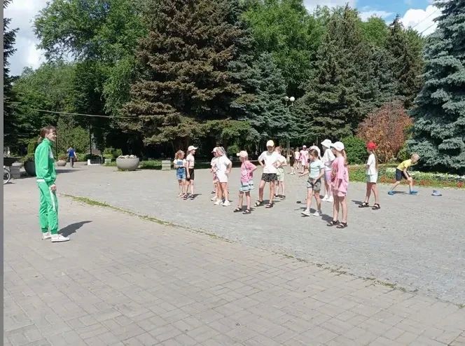 Зарядка и ГТО: в Батайске прошёл день спорта Зарядка и ГТО: в Батайске прошёл день спорта