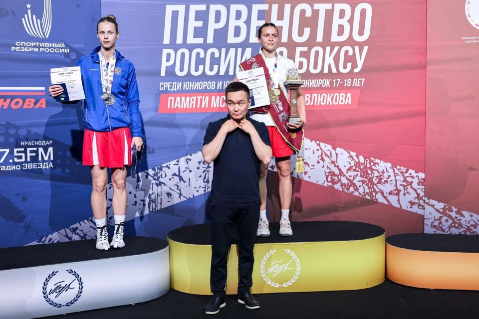 Сборная команда Ростовской области по боксу завоевала сразу несколько медалей на первенстве России: одну золотую и три серебряные Сборная команда Ростовской области по боксу завоевала сразу несколько медалей на первенстве России: одну золотую и три серебряные