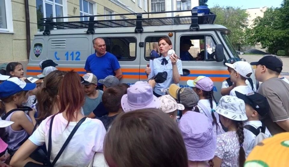 Безопасное лето. Сотрудники Донского МЧС и ВДПО проводят обучающие занятия с детьми в пришкольных лагерях Безопасное лето. Сотрудники Донского МЧС и ВДПО проводят обучающие занятия с детьми в пришкольных лагерях
