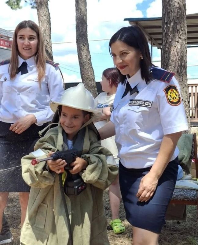 Безопасное лето. Сотрудники Донского МЧС и ВДПО проводят обучающие занятия с детьми в пришкольных лагерях Безопасное лето. Сотрудники Донского МЧС и ВДПО проводят обучающие занятия с детьми в пришкольных лагерях