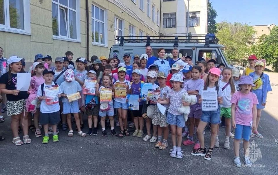 Безопасное лето. Сотрудники Донского МЧС и ВДПО проводят обучающие занятия с детьми в пришкольных лагерях