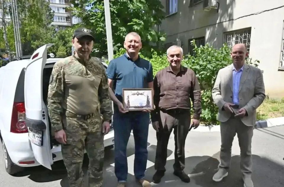 Депутаты Законодательного Собрания Ростовской области Денис Бурыка и Мурат Харцызов передали ключи от автомобиля «Лада Ларгус» начальнику штаба 17-го Донского казачьего генерала Бакланова полка Александру Белозору