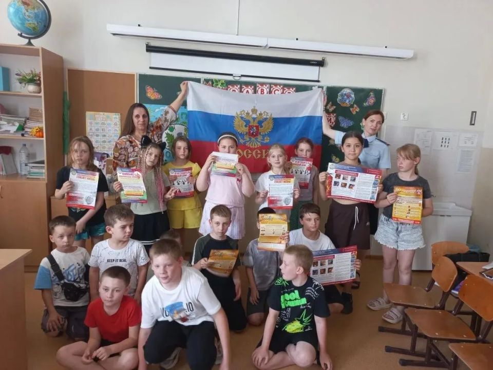 Безопасное лето. Сотрудники Донского МЧС и ВДПО проводят обучающие занятия с детьми в пришкольных лагерях Безопасное лето. Сотрудники Донского МЧС и ВДПО проводят обучающие занятия с детьми в пришкольных лагерях