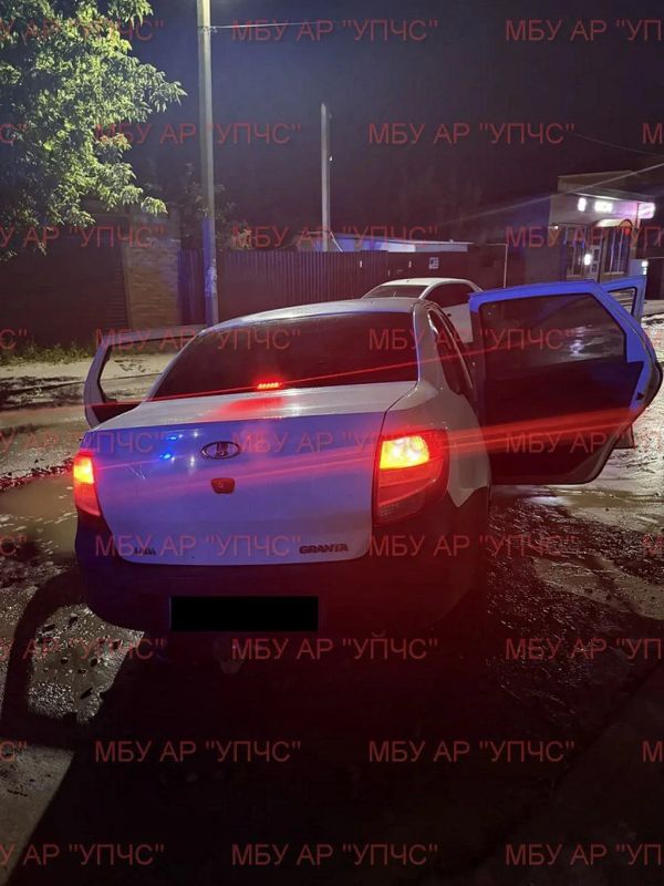 В Аксае водитель на Lada Granta провалился в глубокую яму с водой В Аксае водитель на Lada Granta провалился в глубокую яму с водой