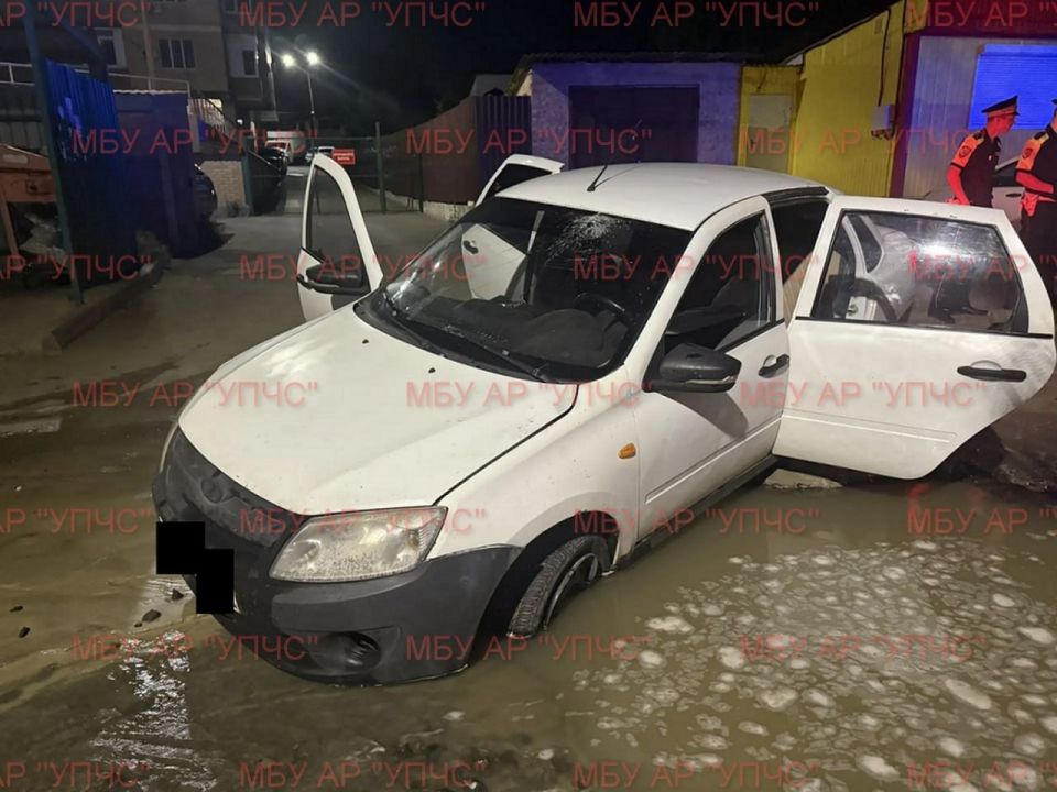 В Аксае водитель «Лады» провалился в яму на дороге и получил травмы