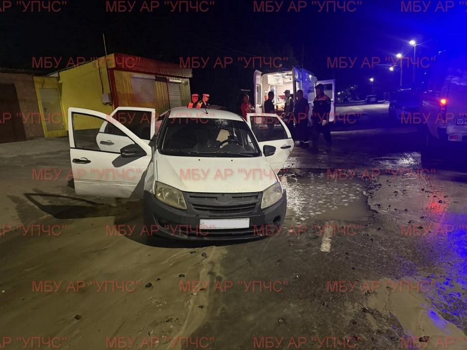В Аксае водитель «Лады» провалился в яму на дороге и получил травмы В Аксае водитель «Лады» провалился в яму на дороге и получил травмы
