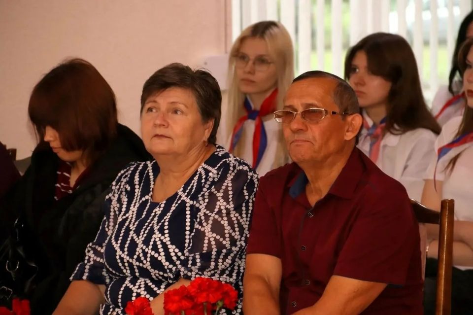 19 июня в Волгодонском техникуме информационных технологий, бизнеса и дизайна имени В.В. Самарского состоялось открытие «Парты Героя» в честь выпускника Павла Ивановича Зенкина, погибшего в ходе специальной военной операции 19 июня в Волгодонском техникуме информационных технологий, бизнеса и дизайна имени В.В. Самарского состоялось открытие «Парты Героя» в честь выпускника Павла Ивановича Зенкина, погибшего в ходе специальной военной операции