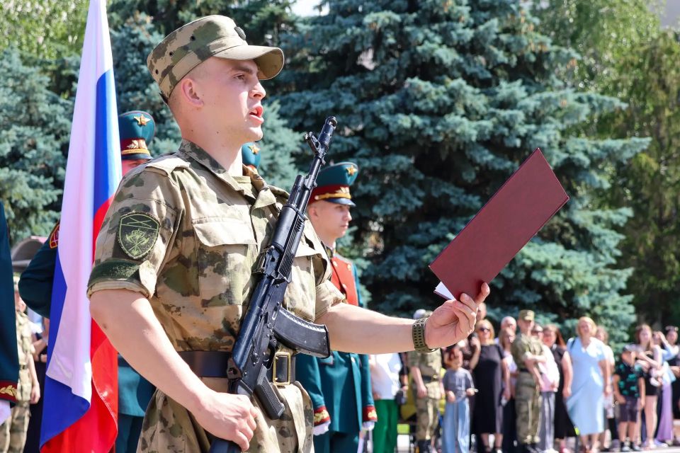 «…Клянусь достойно исполнять воинский долг, мужественно защищать свободу, независимость и конституционный строй России, народ и Отечество» «…Клянусь достойно исполнять воинский долг, мужественно защищать свободу, независимость и конституционный строй России, народ и Отечество»
