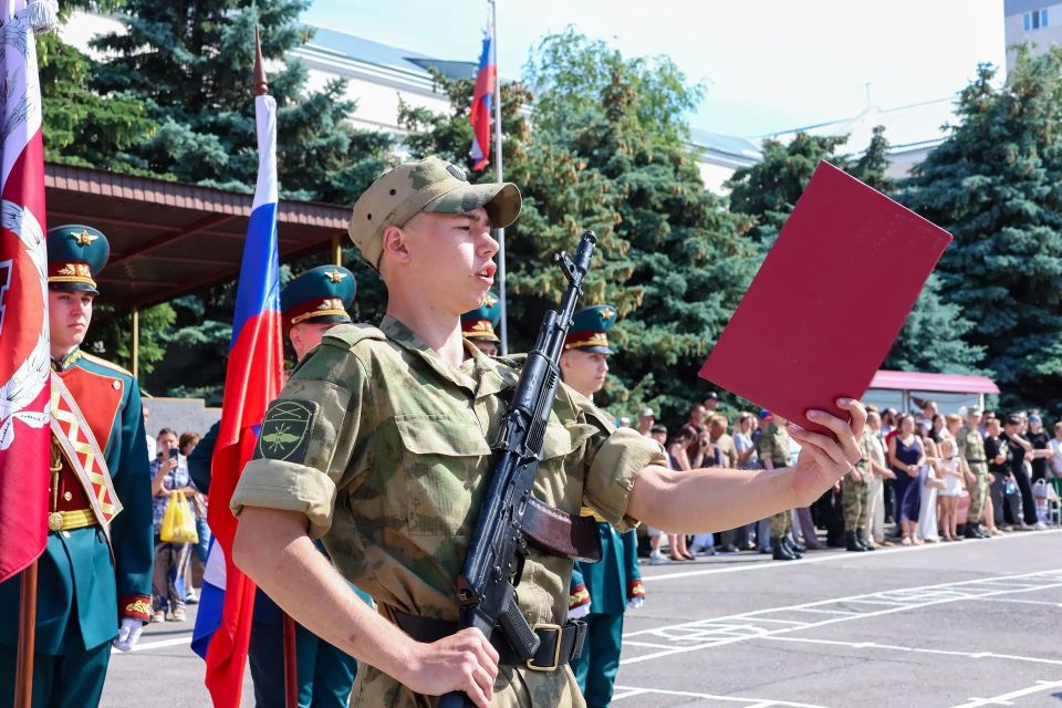 «…Клянусь достойно исполнять воинский долг, мужественно защищать свободу, независимость и конституционный строй России, народ и Отечество» «…Клянусь достойно исполнять воинский долг, мужественно защищать свободу, независимость и конституционный строй России, народ и Отечество»