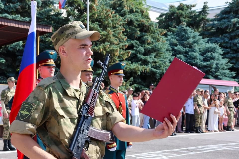 «…Клянусь достойно исполнять воинский долг, мужественно защищать свободу, независимость и конституционный строй России, народ и Отечество» «…Клянусь достойно исполнять воинский долг, мужественно защищать свободу, независимость и конституционный строй России, народ и Отечество»
