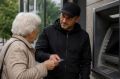 В Белокалитвинском районе 83-летняя пенсионерка стала жертвой обмана после того, как попросила незнакомца помочь снять деньги в банкомате