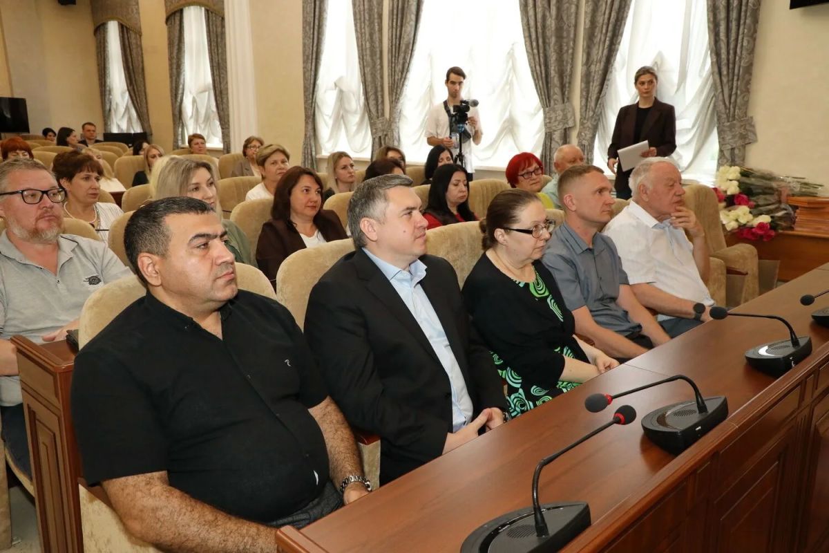 19 июня в зале заседаний Администрации города состоялось торжественное мероприятие, посвященное наступающему Дню медицинского работника 19 июня в зале заседаний Администрации города состоялось торжественное мероприятие, посвященное наступающему Дню медицинского работника