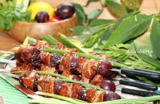 Сочный шашлык из индейки: как приготовить с кунжутом и сливами