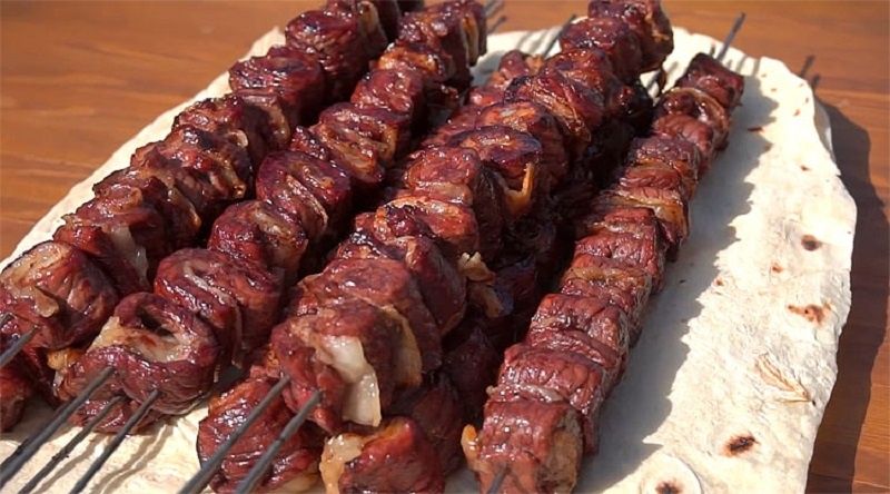 Секрет сочного шашлыка: рулетики из говядины с салом на гриле