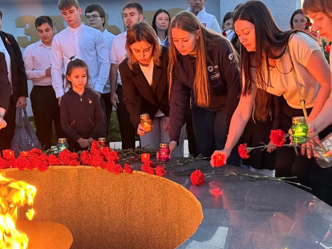 Сегодня, 22 июня, в День памяти и скорби, в Александровском саду у подножия Кургана Славы прошла традиционная патриотическая акция «Свеча памяти» Сегодня, 22 июня, в День памяти и скорби, в Александровском саду у подножия Кургана Славы прошла традиционная патриотическая акция «Свеча памяти»