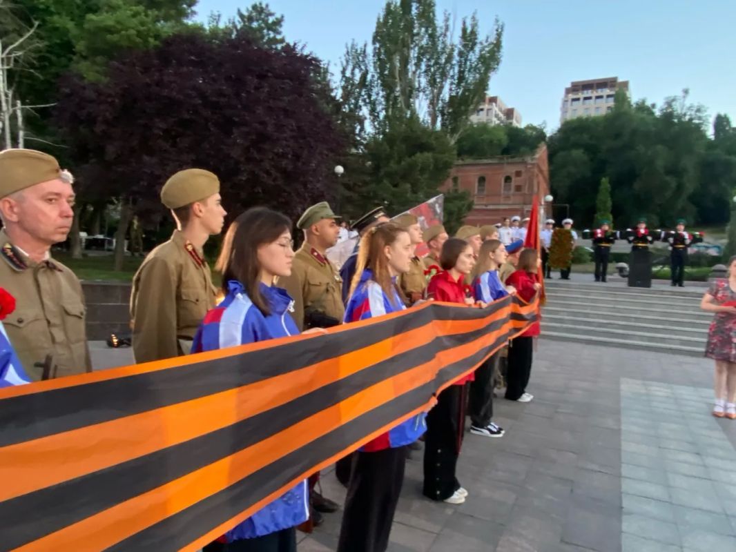 В Ростове-на-Дону сотрудники МЧС России приняли участие в мероприятиях в День памяти и скорби В Ростове-на-Дону сотрудники МЧС России приняли участие в мероприятиях в День памяти и скорби