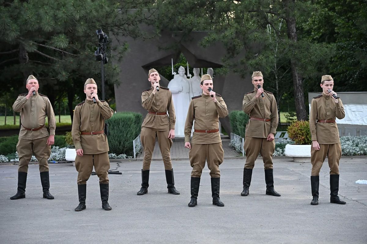 В Ростове-на-Дону накануне Дня памяти и скорби в парке Донского государственного технического университета состоялась патриотическая акция «Огненные картины войны» В Ростове-на-Дону накануне Дня памяти и скорби в парке Донского государственного технического университета состоялась патриотическая акция «Огненные картины войны»