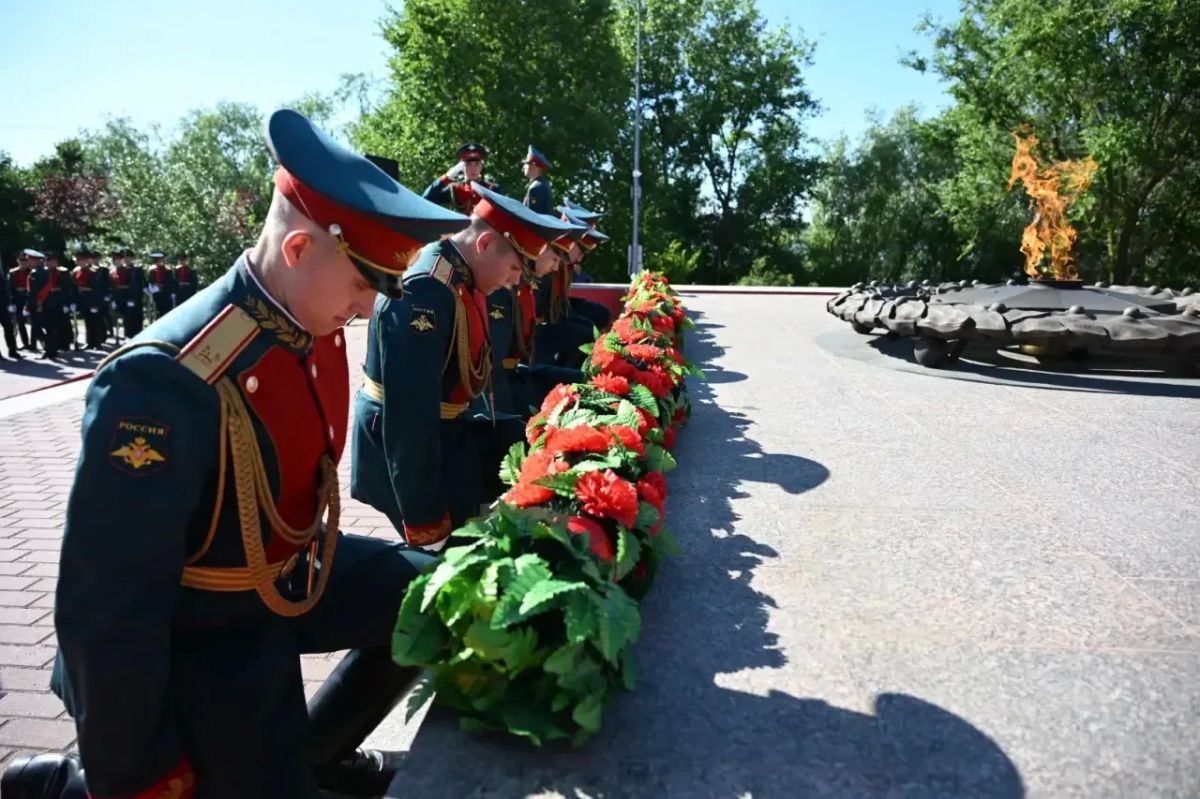 22 июня 1941 года в четыре утра посыпались авиабомбы на наши города, враг атаковал всю западную границу Советского Союза 22 июня 1941 года в четыре утра посыпались авиабомбы на наши города, враг атаковал всю западную границу Советского Союза