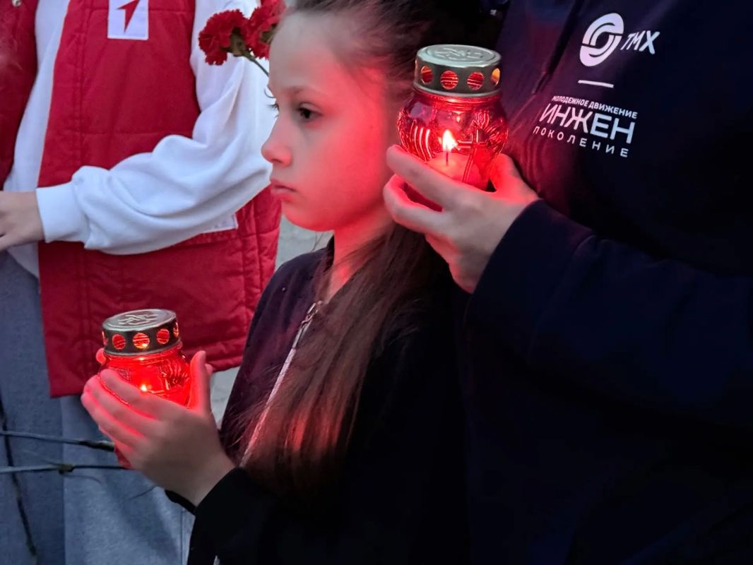 Сегодня, 22 июня, в День памяти и скорби, в Александровском саду у подножия Кургана Славы прошла традиционная патриотическая акция «Свеча памяти» Сегодня, 22 июня, в День памяти и скорби, в Александровском саду у подножия Кургана Славы прошла традиционная патриотическая акция «Свеча памяти»