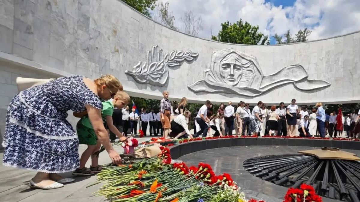 22 июня в День памяти и скорби сотрудники Управления Федерального казначейства по Ростовской области приняли участие в зажжении Свечи памяти, возложили цветы к вечному огню в сквере им.Фрунзе, приняли участие во... 22 июня в День памяти и скорби сотрудники Управления Федерального казначейства по Ростовской области приняли участие в зажжении Свечи памяти, возложили цветы к вечному огню в сквере им.Фрунзе, приняли участие во...