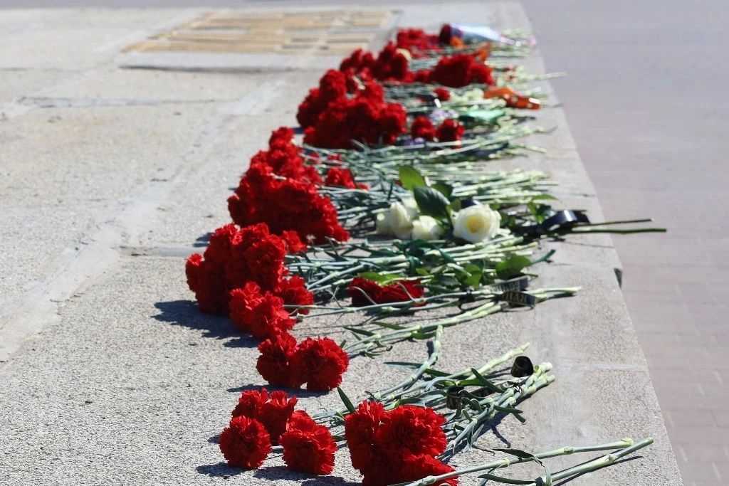 В Шахтах прошло торжественное возложение В Шахтах прошло торжественное возложение