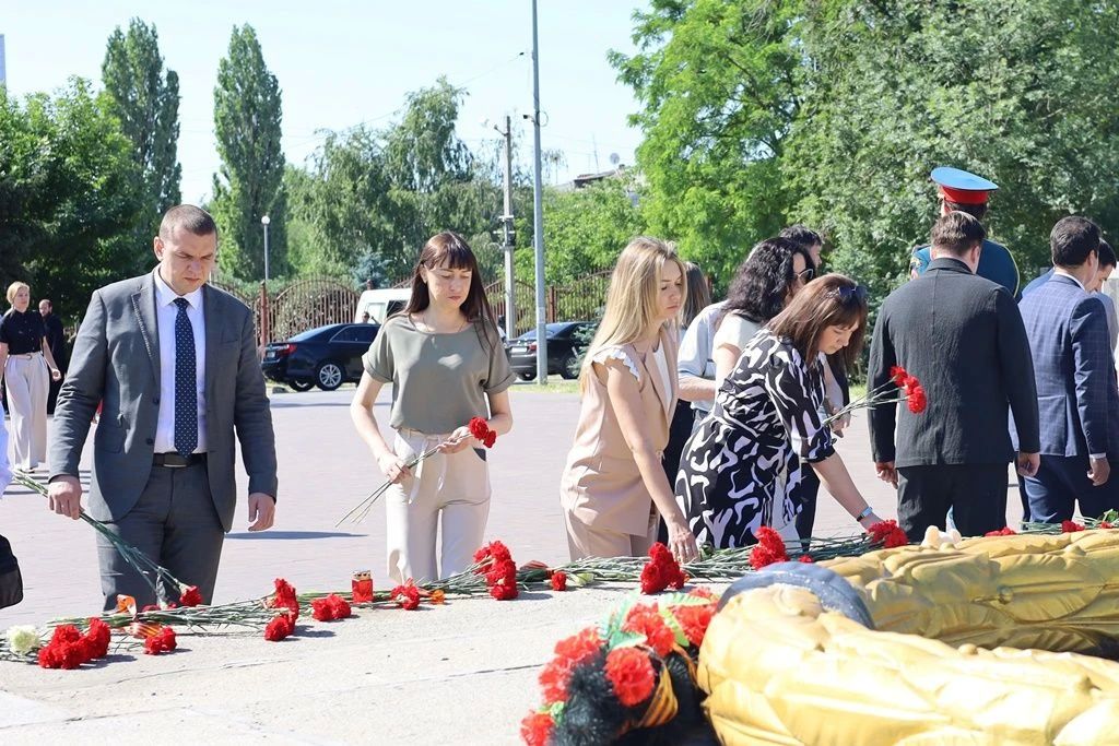 В Шахтах прошло торжественное возложение В Шахтах прошло торжественное возложение