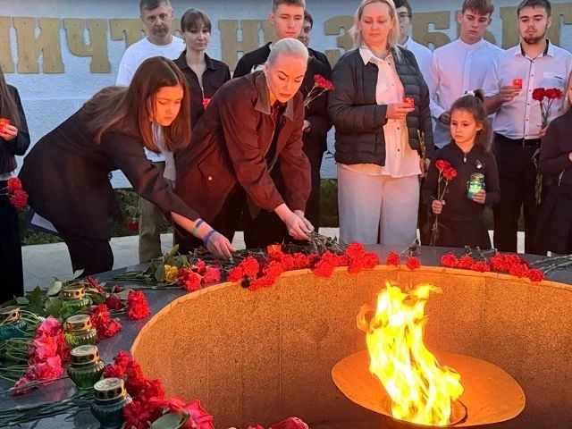 Сегодня, 22 июня, в День памяти и скорби, в Александровском саду у подножия Кургана Славы прошла традиционная патриотическая акция «Свеча памяти» Сегодня, 22 июня, в День памяти и скорби, в Александровском саду у подножия Кургана Славы прошла традиционная патриотическая акция «Свеча памяти»