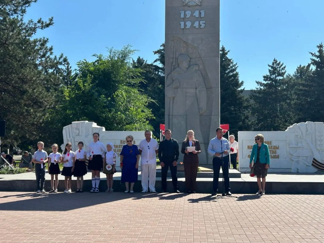 В День памяти и скорби, на площади 50-летия Победы в микрорайоне Донской, Новочеркасск собрал представителей администрации, депутатов, казаков, ветеранов, тружеников тыла, а также воспитанников и педагогов школьных лагерей В День памяти и скорби, на площади 50-летия Победы в микрорайоне Донской, Новочеркасск собрал представителей администрации, депутатов, казаков, ветеранов, тружеников тыла, а также воспитанников и педагогов школьных лагерей