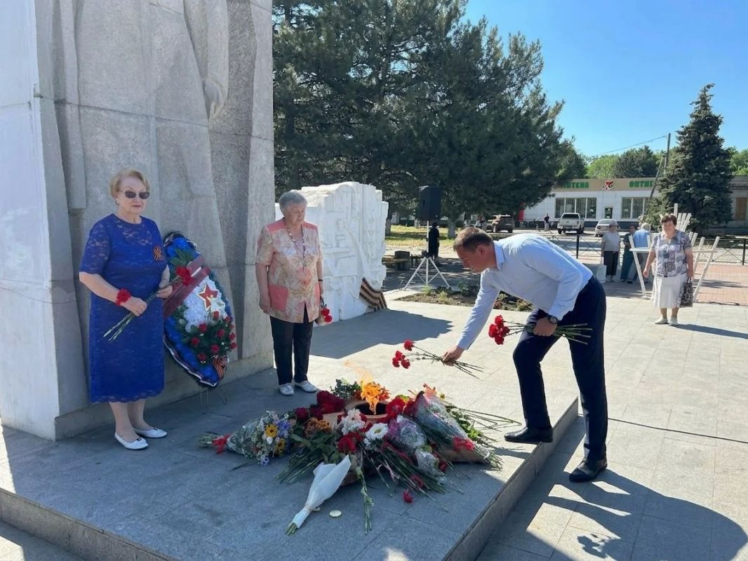 В День памяти и скорби, на площади 50-летия Победы в микрорайоне Донской, Новочеркасск собрал представителей администрации, депутатов, казаков, ветеранов, тружеников тыла, а также воспитанников и педагогов школьных лагерей В День памяти и скорби, на площади 50-летия Победы в микрорайоне Донской, Новочеркасск собрал представителей администрации, депутатов, казаков, ветеранов, тружеников тыла, а также воспитанников и педагогов школьных лагерей