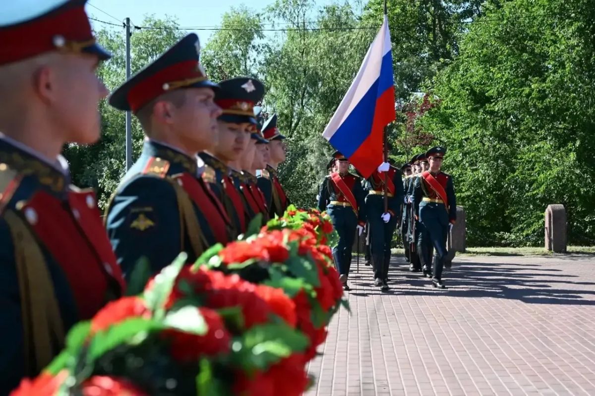 22 июня 1941 года в четыре утра посыпались авиабомбы на наши города, враг атаковал всю западную границу Советского Союза 22 июня 1941 года в четыре утра посыпались авиабомбы на наши города, враг атаковал всю западную границу Советского Союза