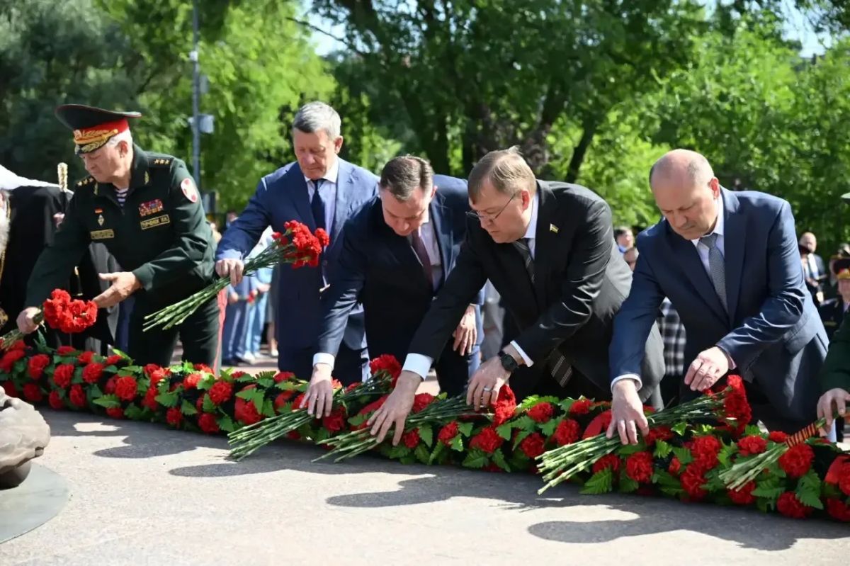 22 июня 1941 года в четыре утра посыпались авиабомбы на наши города, враг атаковал всю западную границу Советского Союза 22 июня 1941 года в четыре утра посыпались авиабомбы на наши города, враг атаковал всю западную границу Советского Союза