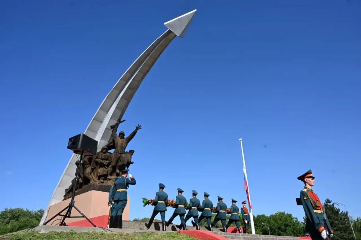 22 июня 1941 года в четыре утра посыпались авиабомбы на наши города, враг атаковал всю западную границу Советского Союза 22 июня 1941 года в четыре утра посыпались авиабомбы на наши города, враг атаковал всю западную границу Советского Союза