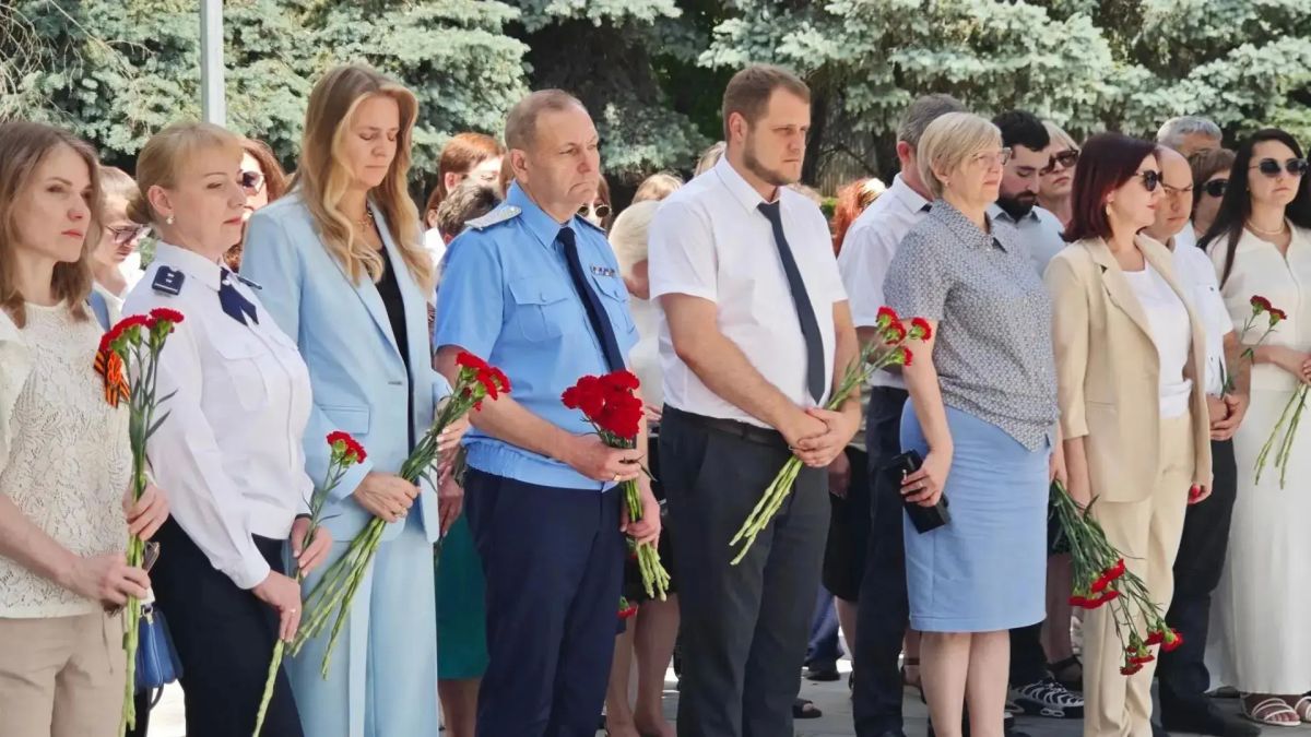 22 июня в День памяти и скорби сотрудники Управления Федерального казначейства по Ростовской области приняли участие в зажжении Свечи памяти, возложили цветы к вечному огню в сквере им.Фрунзе, приняли участие во... 22 июня в День памяти и скорби сотрудники Управления Федерального казначейства по Ростовской области приняли участие в зажжении Свечи памяти, возложили цветы к вечному огню в сквере им.Фрунзе, приняли участие во...
