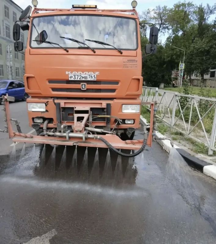 В Новочеркасске продолжаются плановые работы по содержанию и благоустройству улично-дорожной сети В Новочеркасске продолжаются плановые работы по содержанию и благоустройству улично-дорожной сети