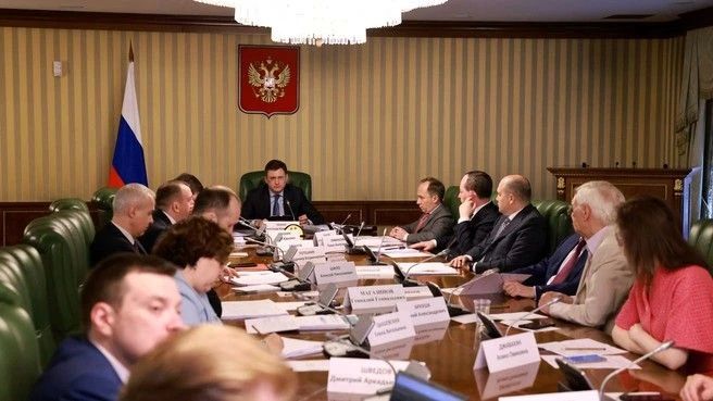 Ситуацию с топливом обсудил на совещании зампредседатель правительства Александр Новак в Москве
