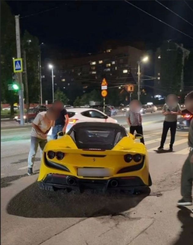 Ferrari блогера Евгения Чеботарева влетела в бордюр и едва не сбила людей в Ростове
