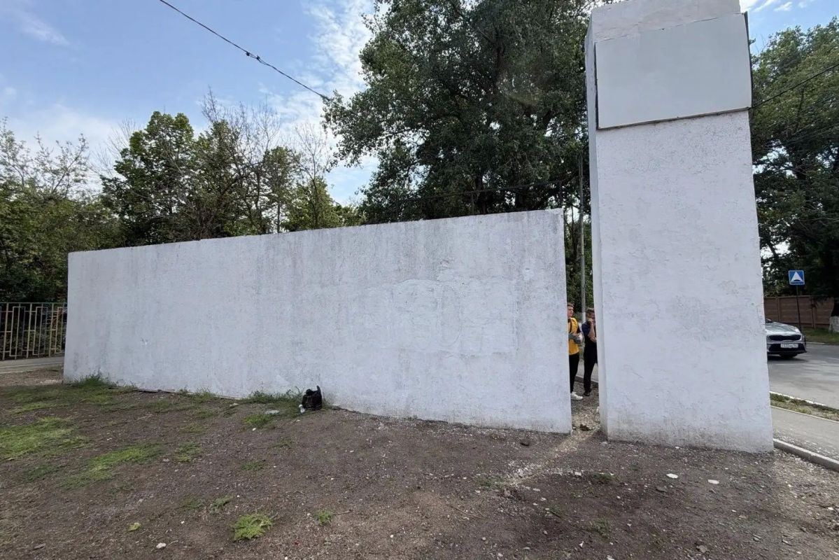В поселке имени Красина восстановили стелу В поселке имени Красина восстановили стелу