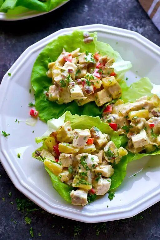 Как готовить удивительные салаты с курицей и ананасом: полезные рецепты на каждый день