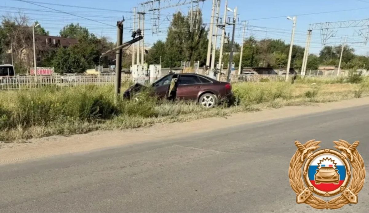 Сотрудники полиции устанавливают обстоятельства ДТП с погибшим водителем автомобиля
