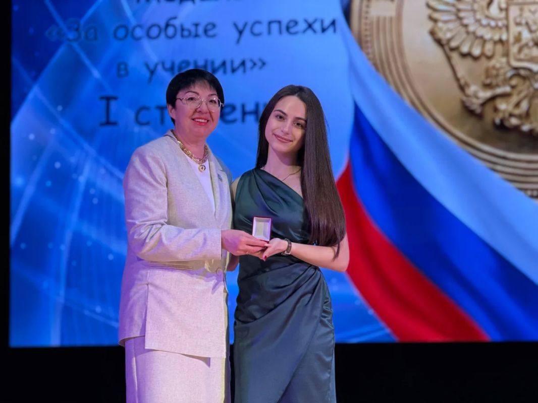 153 медали вручили выпускникам Батайска 153 медали вручили выпускникам Батайска