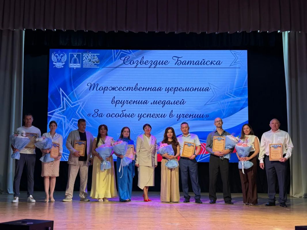 153 медали вручили выпускникам Батайска 153 медали вручили выпускникам Батайска