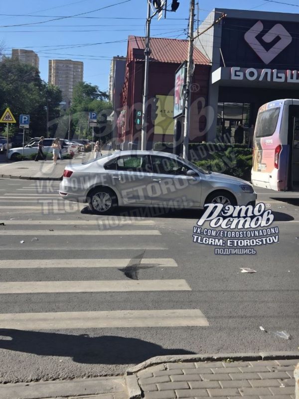 В Ростове автобус протаранил «Тойоту» на перекрестке у кинотеатра «Большой» В Ростове автобус протаранил «Тойоту» на перекрестке у кинотеатра «Большой»