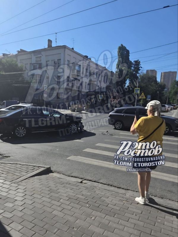 В Ростове автобус протаранил «Тойоту» на перекрестке у кинотеатра «Большой» В Ростове автобус протаранил «Тойоту» на перекрестке у кинотеатра «Большой»