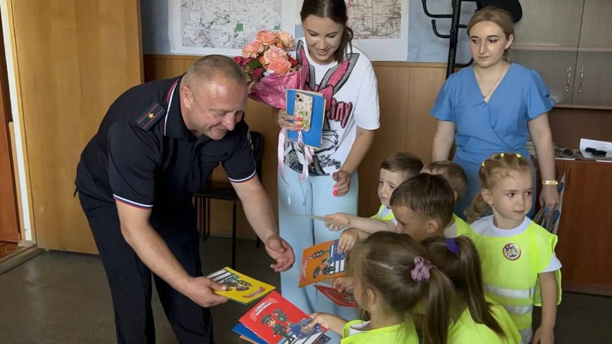 Юные помощники инспекторов движения поздравили сотрудников отделения Госавтоинспекции МО МВД России «Красносулинский» Юные помощники инспекторов движения поздравили сотрудников отделения Госавтоинспекции МО МВД России «Красносулинский»