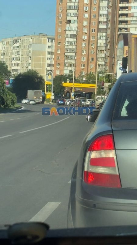 Кто рано встает, тот очередь на заправку в Ростове занимает: люди стоят на АЗС с 5:30 утра Кто рано встает, тот очередь на заправку в Ростове занимает: люди стоят на АЗС с 5:30 утра