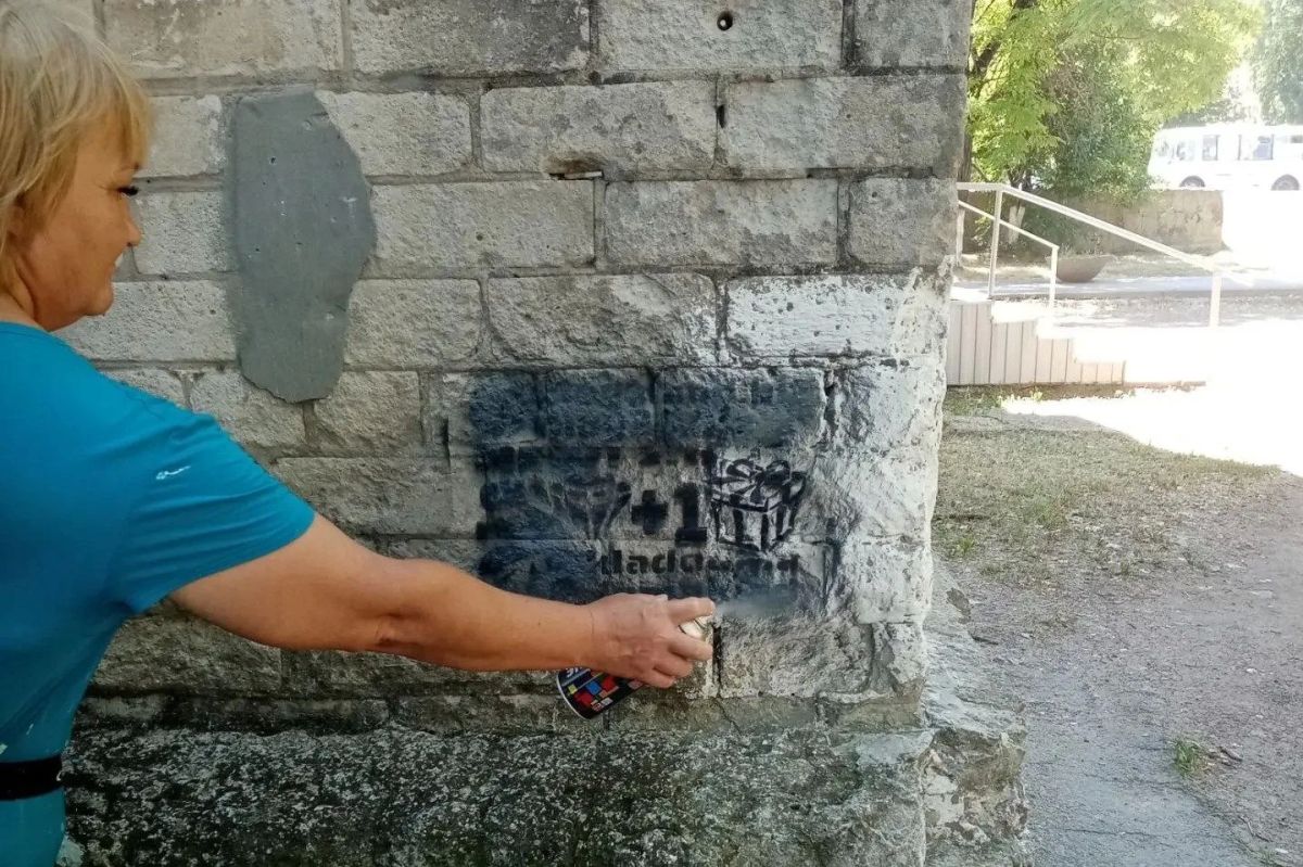В Шахтах управляющие компании борются с незаконной рекламой В Шахтах управляющие компании борются с незаконной рекламой